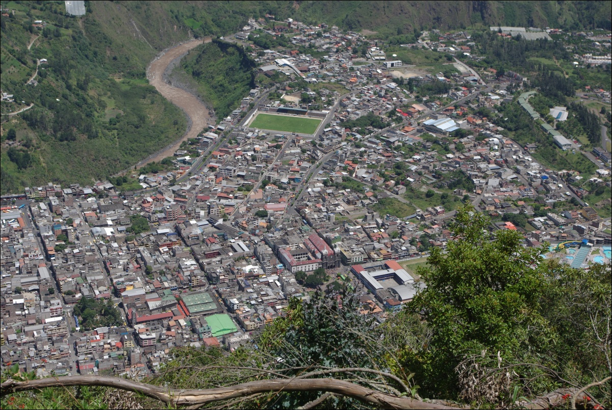 10560 10560 Banos, Casa del Arbol
