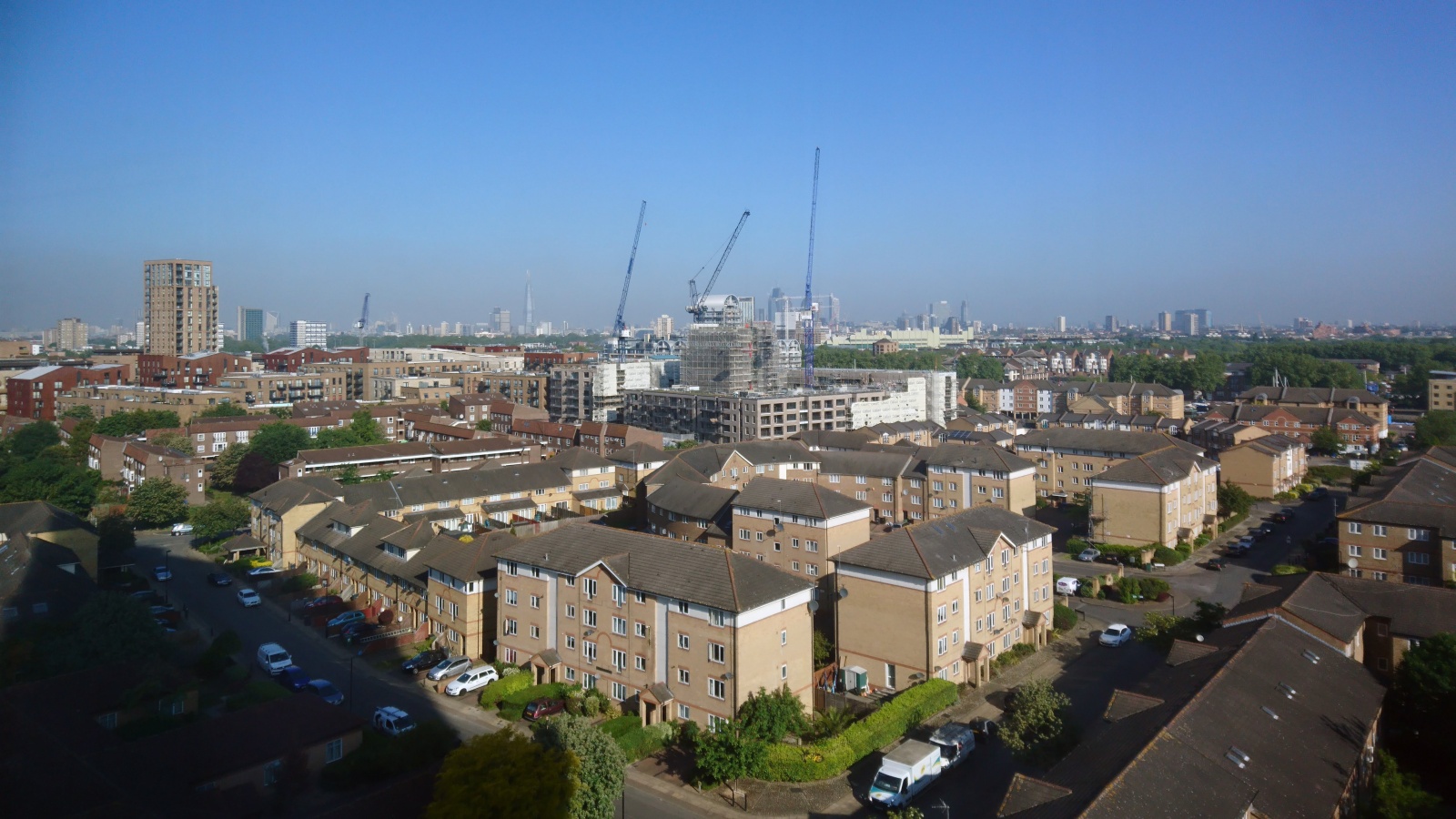 0100 MH London - pohled z Aragon Tower