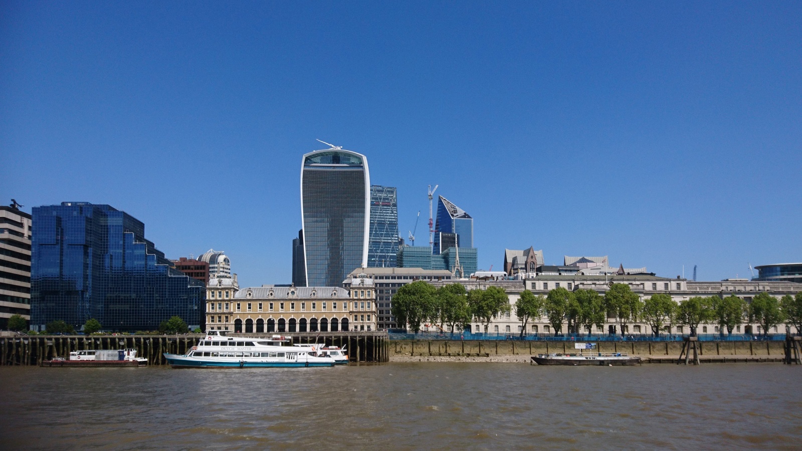 0600 MH London - plavba po řece Temži