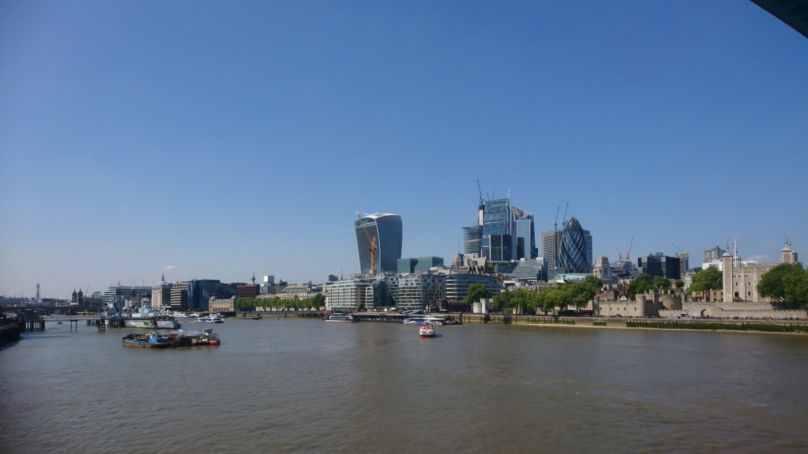 1136 MH London -pohled z Tower Bridge