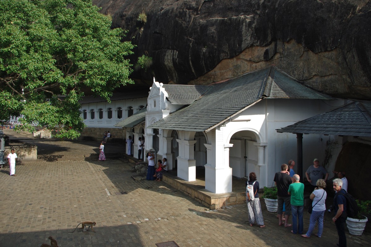 00650 0028 Dambula, Rock Temple